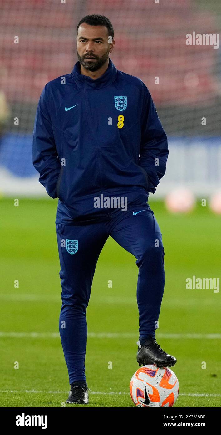 Sheffield, Inghilterra, 27th settembre 2022. Ashley Cole of England assistente allenatore durante la partita internazionale amichevole a Bramall Lane, Sheffield. L'immagine di credito dovrebbe essere: Andrew Yates / Sportimage Foto Stock