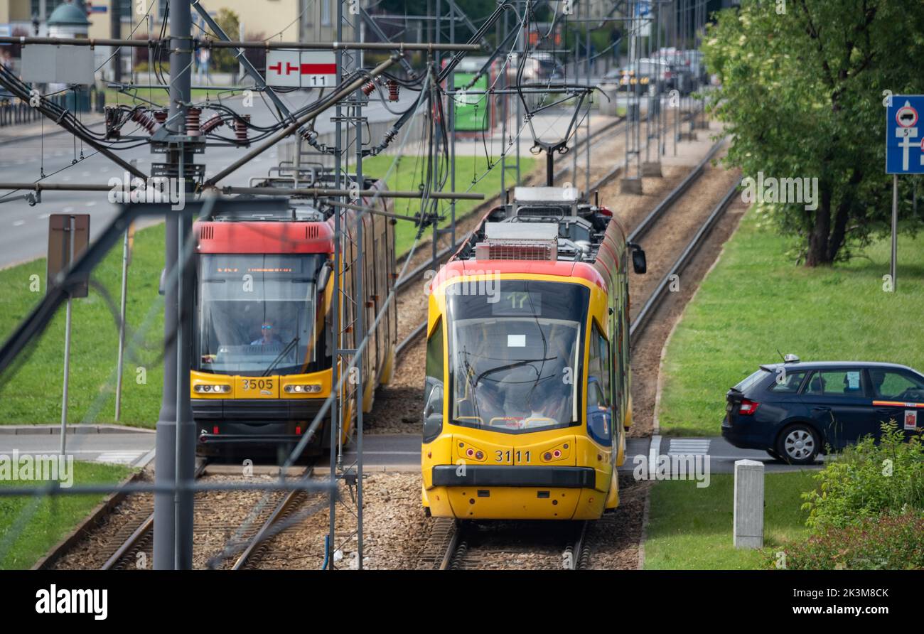 Varsavia, Polonia - 15 giugno 2022: Tram a Varsavia. Fermata del tram e percorso. Trasporto pubblico nella capitale della Polonia. Foto Stock