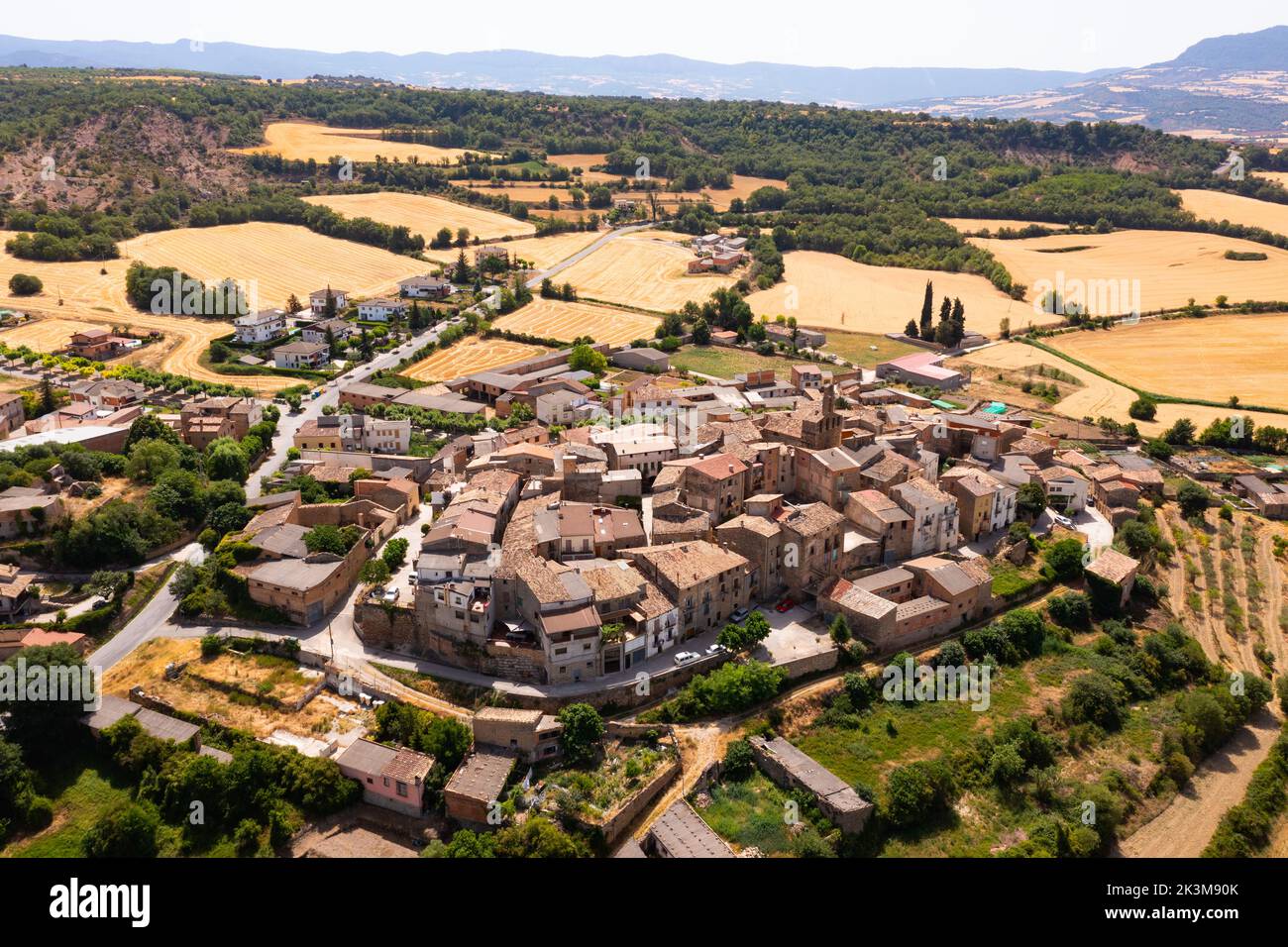 Vista sul drone della cittadina medievale spagnola di Figuerola d Orcau Foto Stock