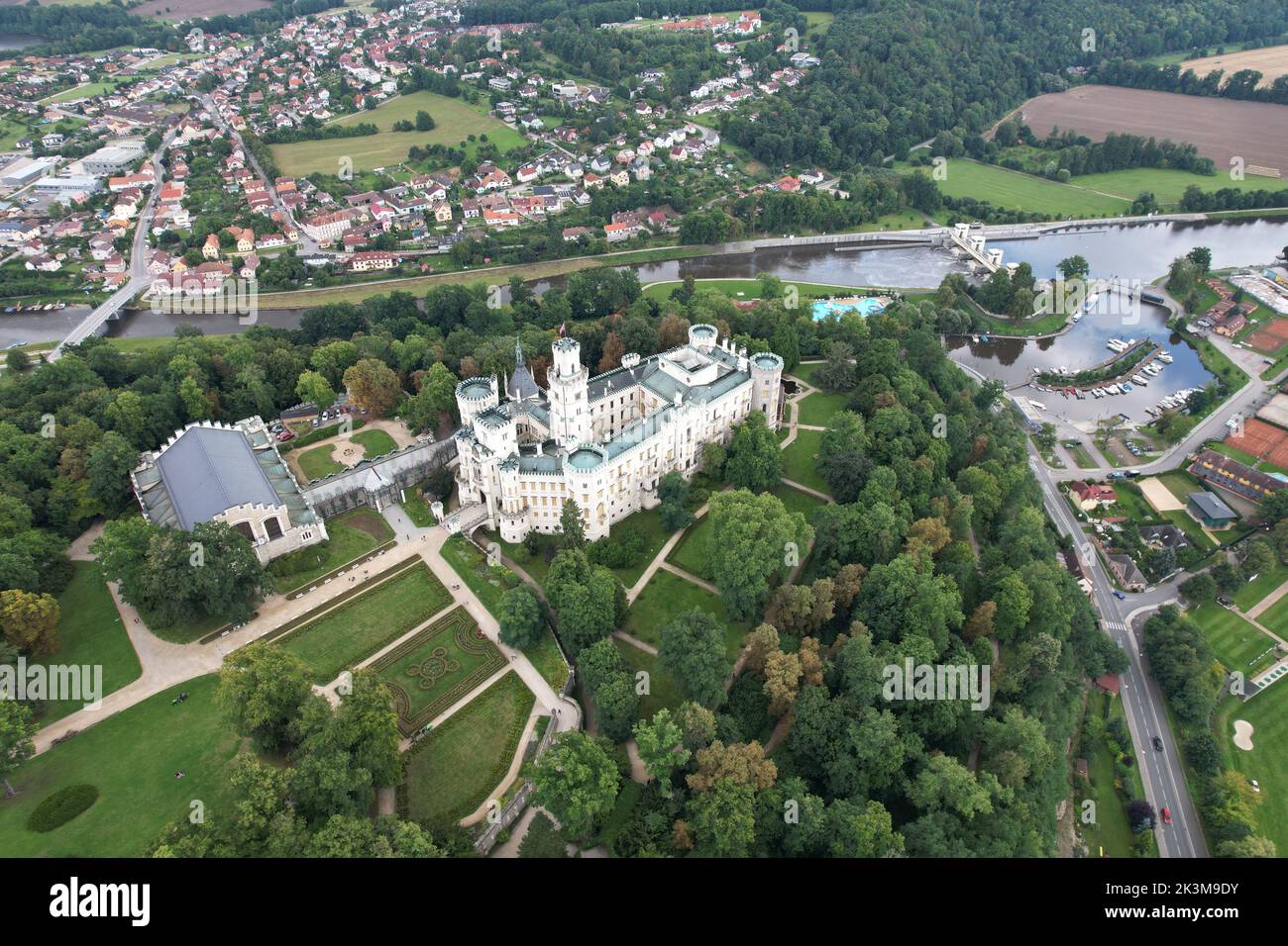 Splendido castello vecchio stato Hluboka nad Vltavou. Vista dal giardino all'aperto in estate con cielo blu, sole e nuvole. Hrad Hluboká nad Vltavou, rappresentante di Česká Foto Stock