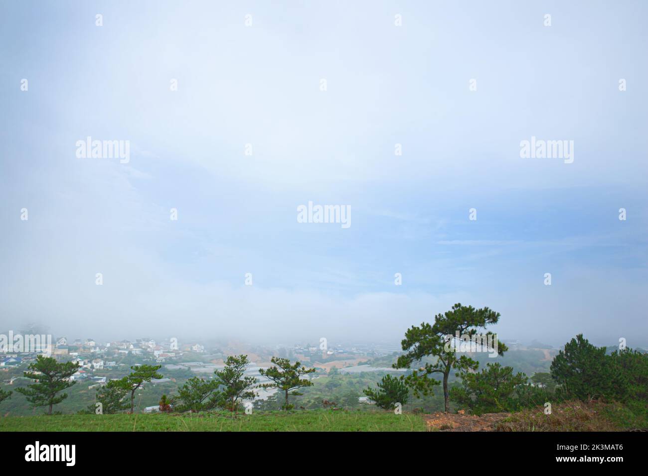 La città di da Lat al mattino è avvolta dalla nebbia Foto Stock