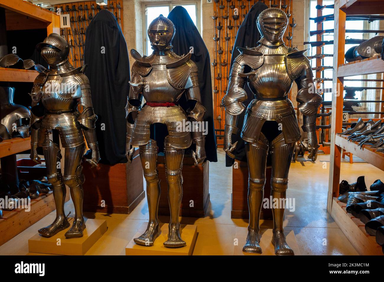 Parigi, Francia - interno, Museo dell'Armata Invalides, dettaglio, casco da cavaliere d'armatura, in mostra nel Medioevo Foto Stock
