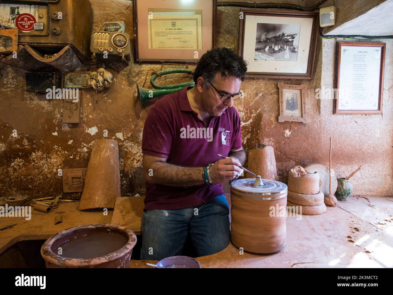 Il vasaio Pablo Tito lavora nel suo laboratorio a Úbeda, Jaén Foto Stock