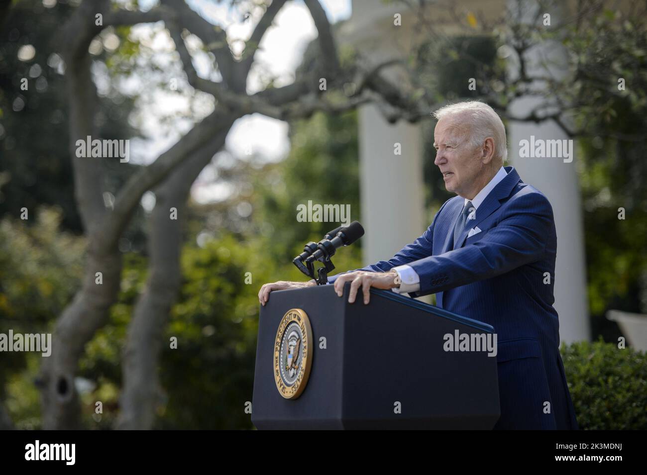 Washington, Stati Uniti. 27th Set, 2022. Il presidente Joe Biden parla di ridurre i costi sanitari e proteggere Medicare e la sicurezza sociale durante un evento nel Rose Garden presso la Casa Bianca a Washington, DC Martedì, 27 settembre 2022. Foto di Bonnie Cash/UPI Credit: UPI/Alamy Live News Foto Stock