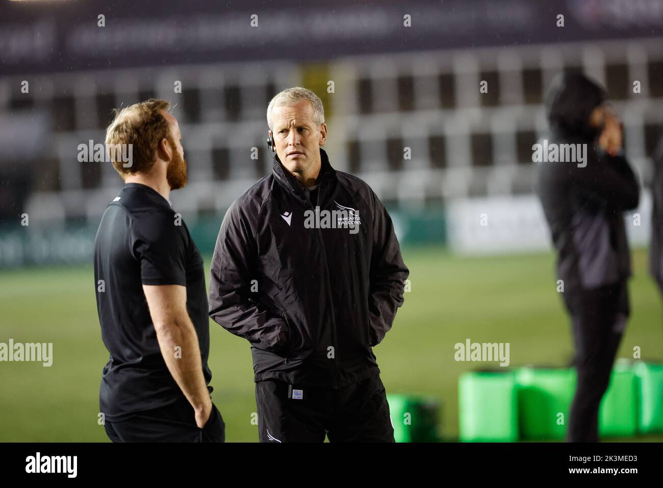 Newcastle, Regno Unito. 10th Set, 2022. Il capo allenatore dei Falcons di Newcastle Dave Walder chiacchiera con Hamish Smames (Referee) prima della partita della Premiership Cup tra i Falcons di Newcastle e gli squali di sale a Kingston Park, Newcastle, martedì 27th settembre 2022. (Credit: Chris Lishman | NOTIZIE MI) Credit: NOTIZIE MI & Sport /Alamy Live News Foto Stock