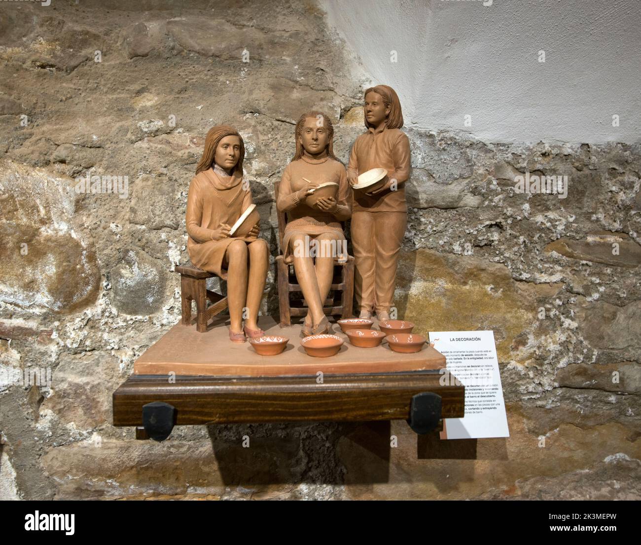 Diverse fasi del processo creativo degli oggetti in ceramica nel laboratorio di Paco Tito a Úbeda, Jaén Foto Stock