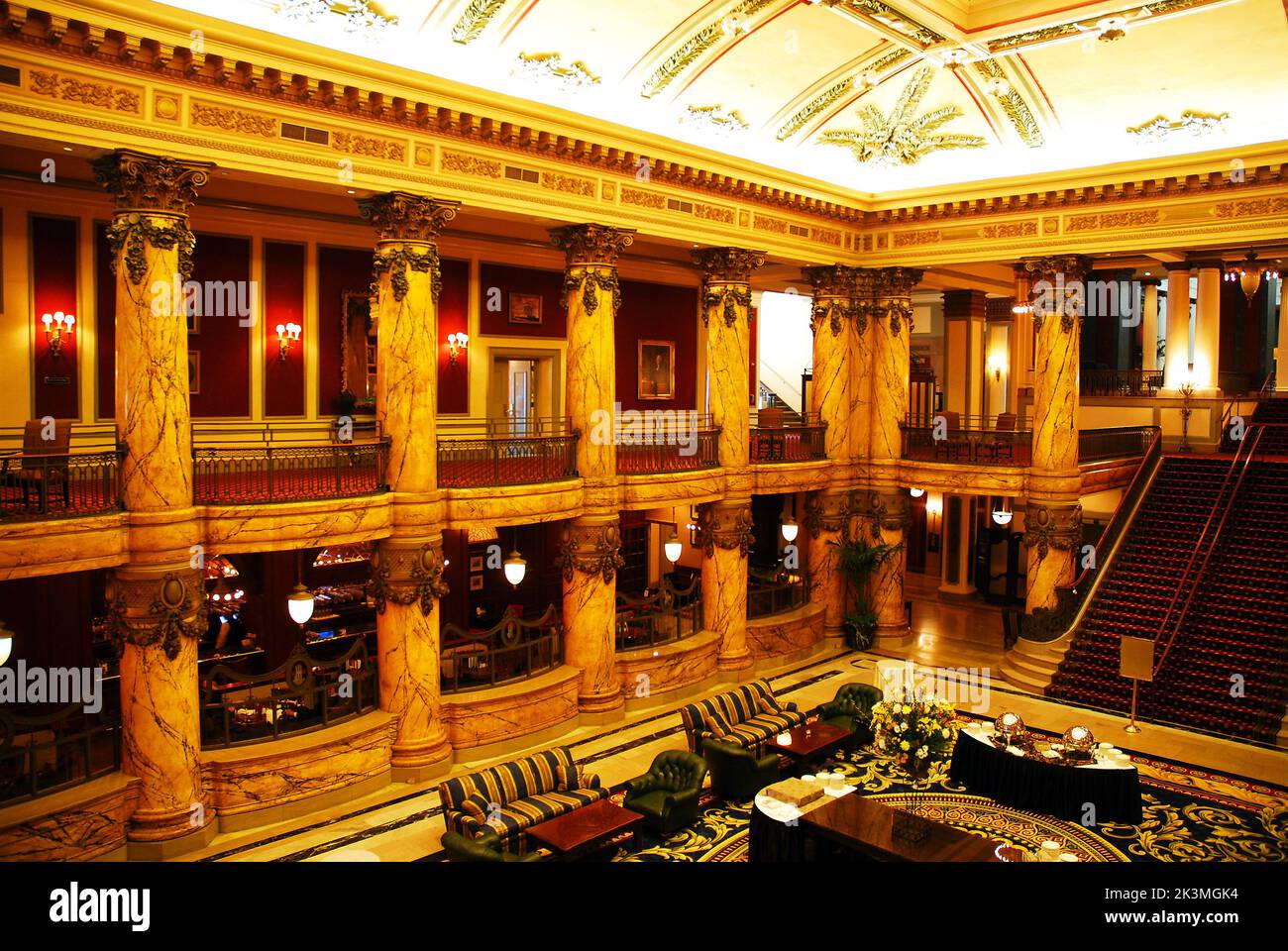 L'Atrium of the Historic Jefferson Hotel, Richmond, Virginia, dispone di balconi che si affacciano sulla hall e su una reggia Foto Stock