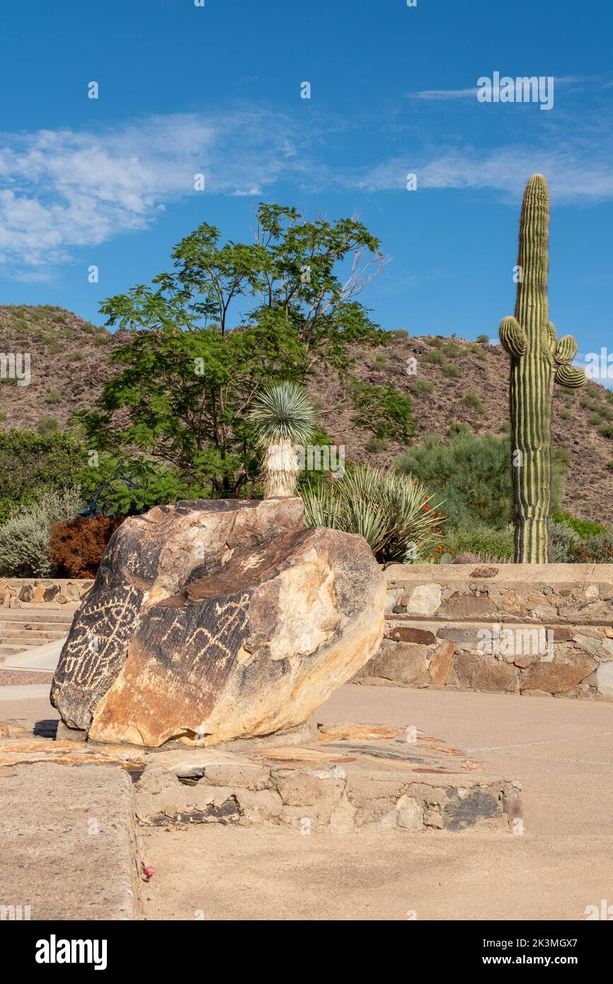 Scottsdale, Arizona, USA- 20 settembre 2022: Taliesin pietra ad ovest con petroglifi, casa invernale e scuola del famoso architetto Frank Lloyd Wright. Foto Stock