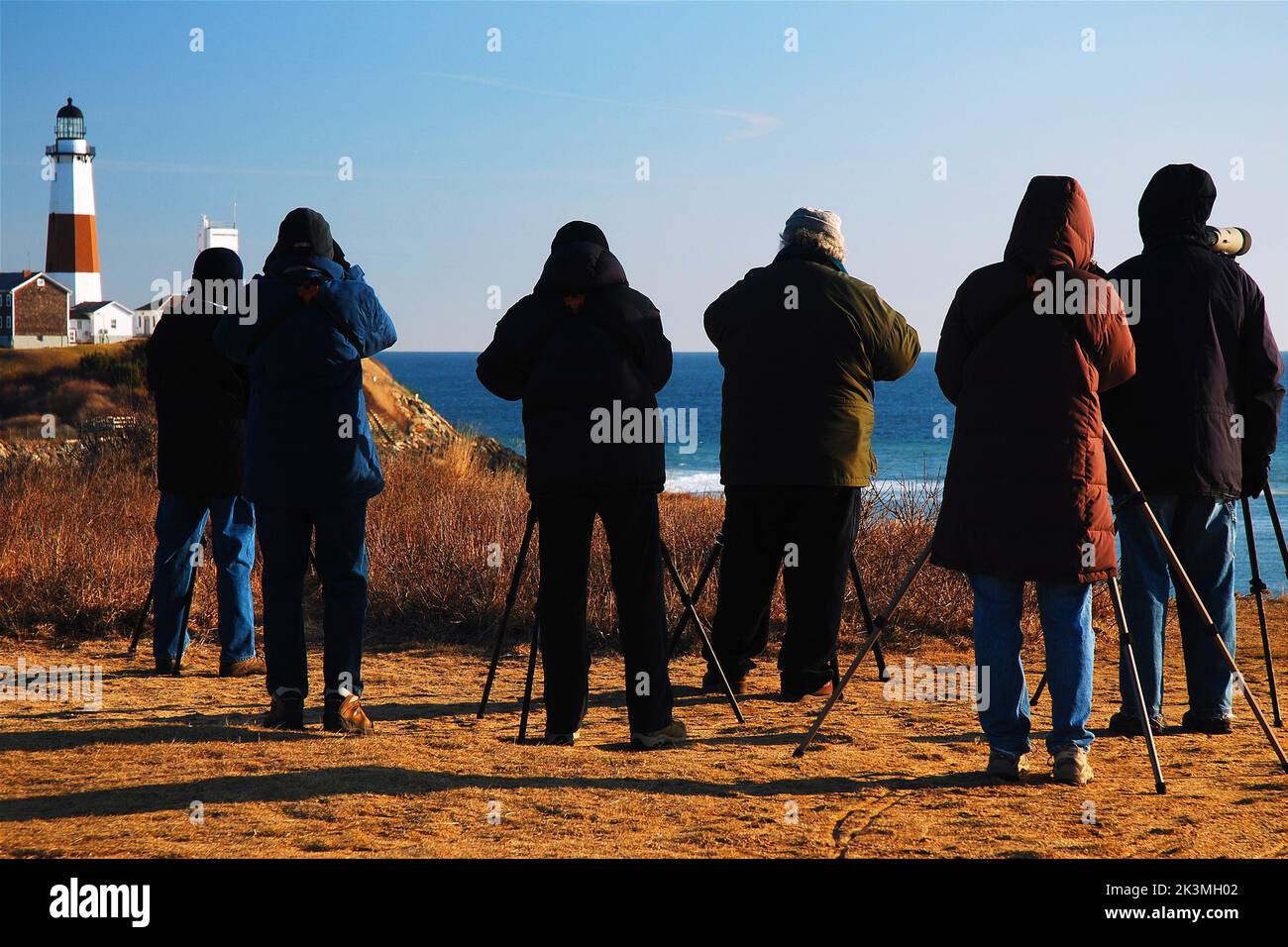 Un gruppo di amici in un club bird watchers posizionare i loro telescopi vicino al faro di Montauk Point per contare durante la migrazione invernale Foto Stock