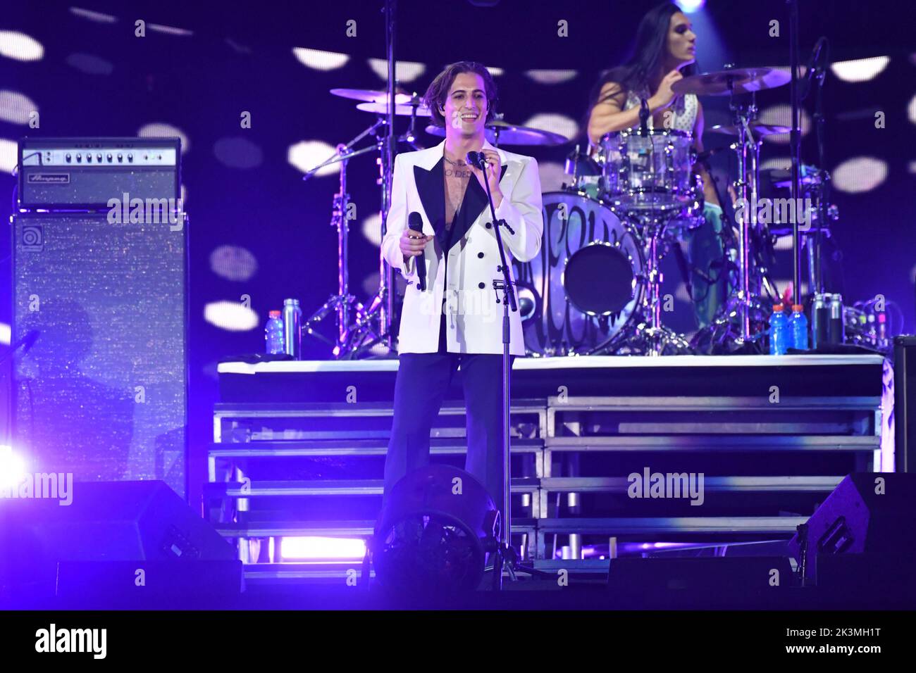 Damiano David di Maneskin suona durante il 2022° Global Citizen