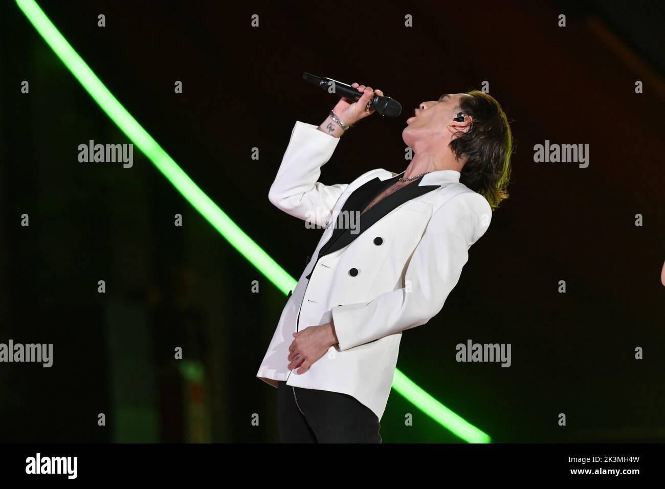 Damiano David di Maneskin suona durante il 2022° Global Citizen