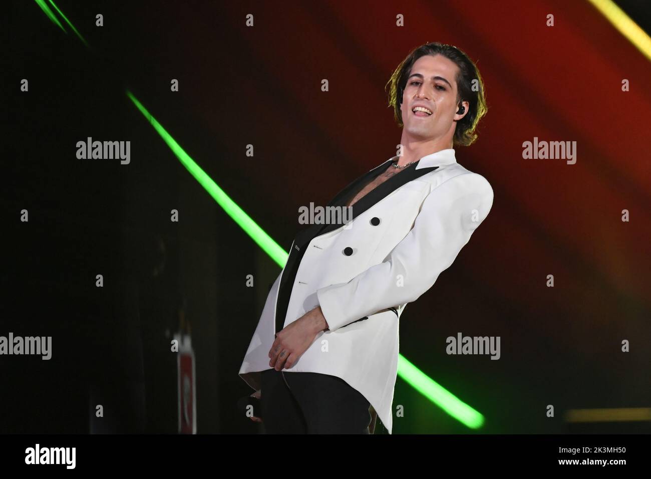 Damiano David di Maneskin suona durante il 2022° Global Citizen