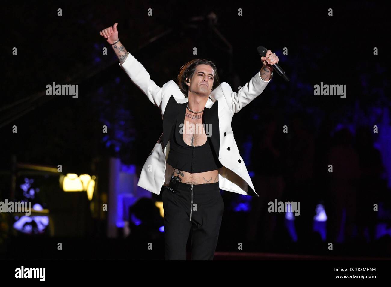 Damiano David di Maneskin suona durante il 2022° Global Citizen