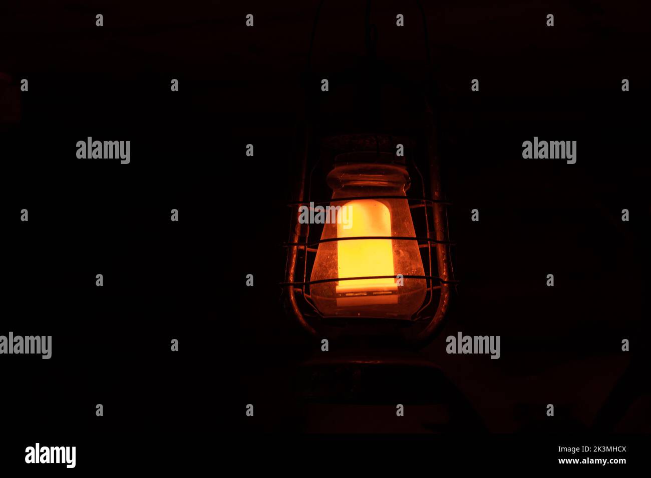 Vecchia lampada al kerosene al buio, lampada al buio Foto Stock