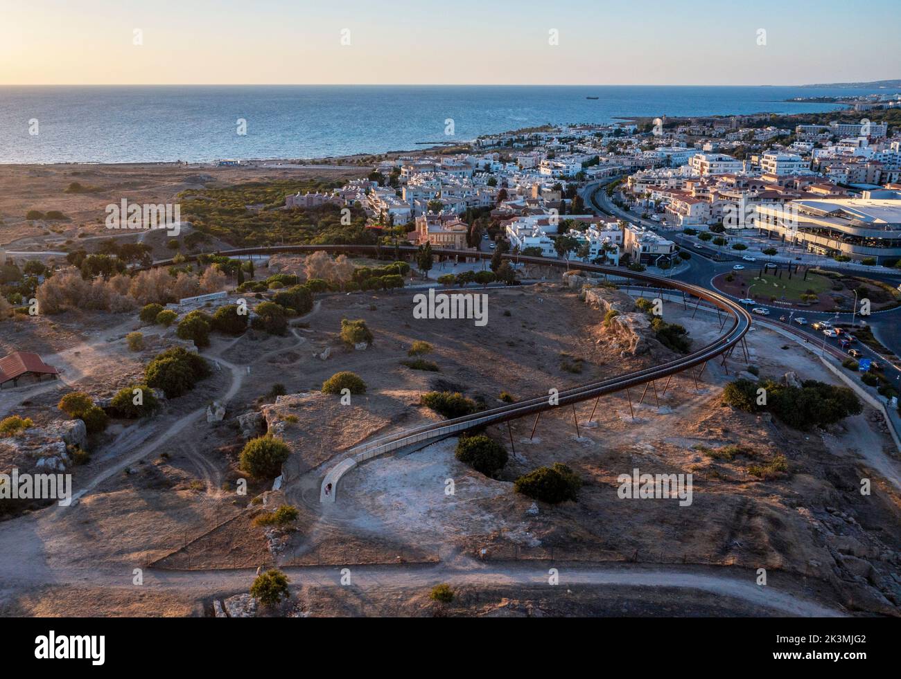 Veduta aerea di una nuova passerella sopraelevata che collega il Parco Archeologico di Paphos con la collina di Fabrica, Paphos, Cipro Foto Stock