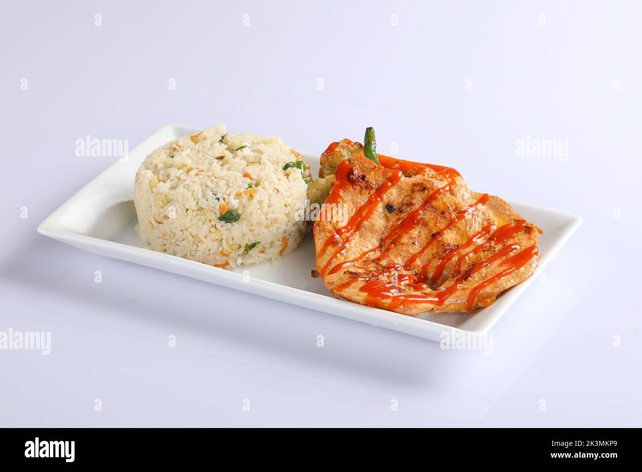 Riso fritto al pollo Schezwan in ciotola bianca isolata su fondo bianco. Il riso Szechuan è un piatto di cucina indo-cinese con peperoni, fagiolini, auto Foto Stock