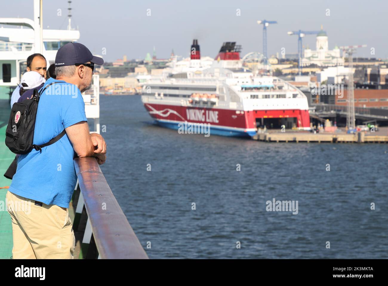 Helsinki, Finlandia - 20 agosto 2022: Passeggeri sul ponte che guardano la città quando la nave da crociera Silja Serenad arriva da Stoccolma. Foto Stock