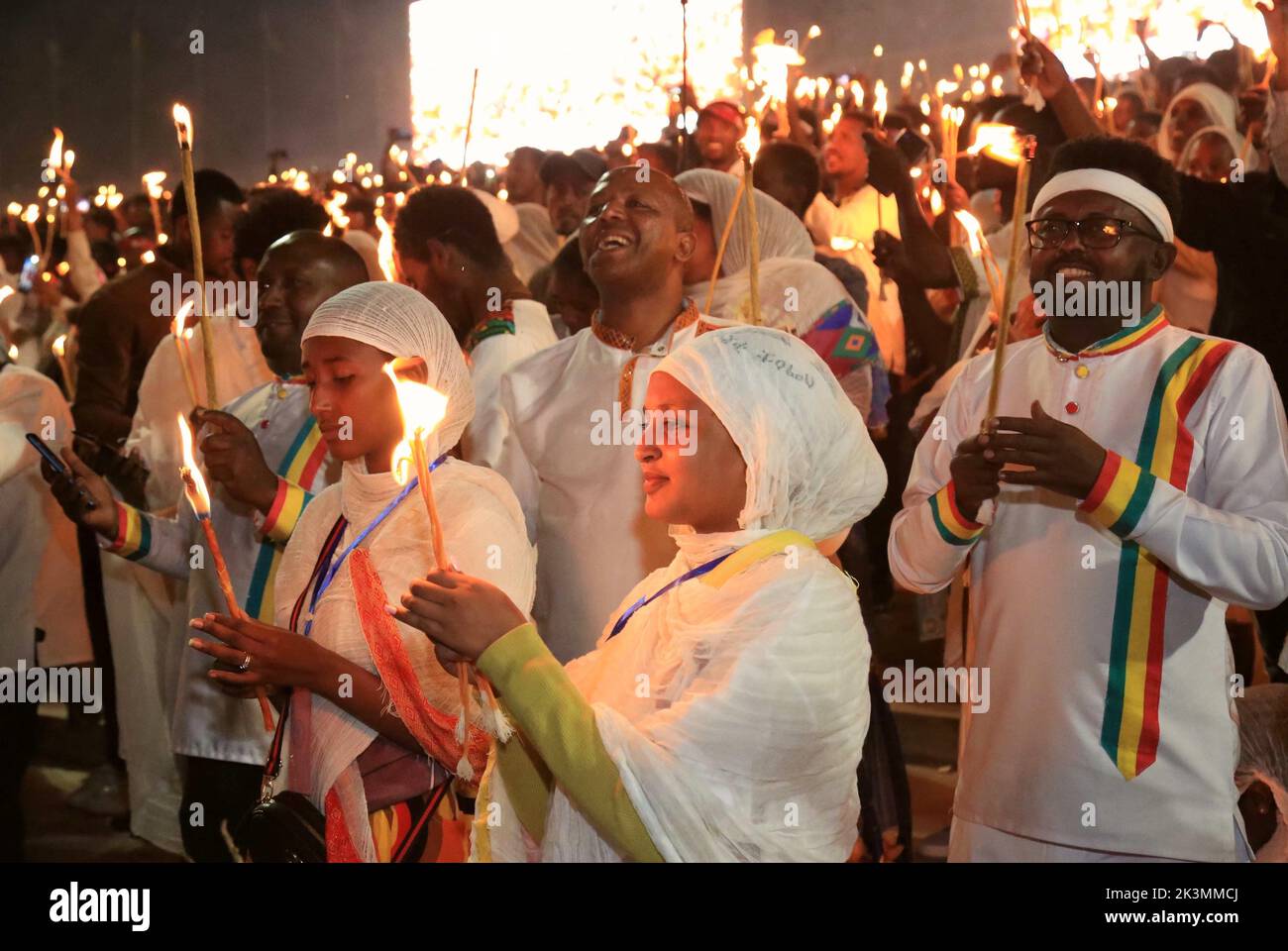 Addis Abeba, Etiopia. 26th Set, 2022. La gente tiene candele in celebrazione del festival di Meskel ad Addis Abeba, capitale dell'Etiopia, il 26 settembre 2022. I cristiani ortodossi etiopi lunedì hanno segnato la festa del Meskel, una festa religiosa celebrata tra i cristiani ortodossi per celebrare il ritrovamento della vera Croce. Credit: Str/Xinhua/Alamy Live News Foto Stock