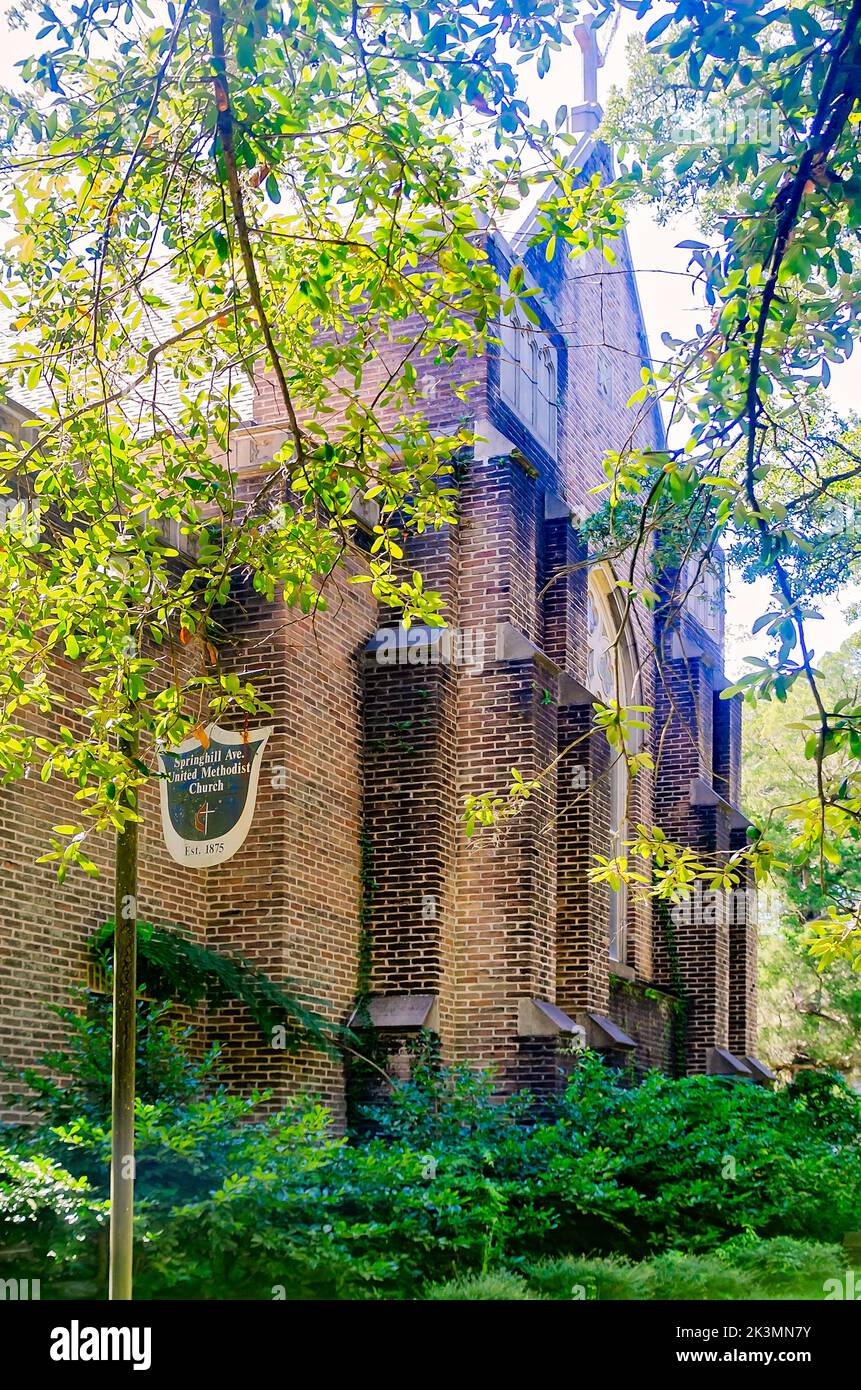 La chiesa metodista unita di SpringHill Avenue è nella foto, 24 settembre 2022, a Mobile, Alabama. La chiesa gotica inglese Revival fu costruita nel 1952. Foto Stock