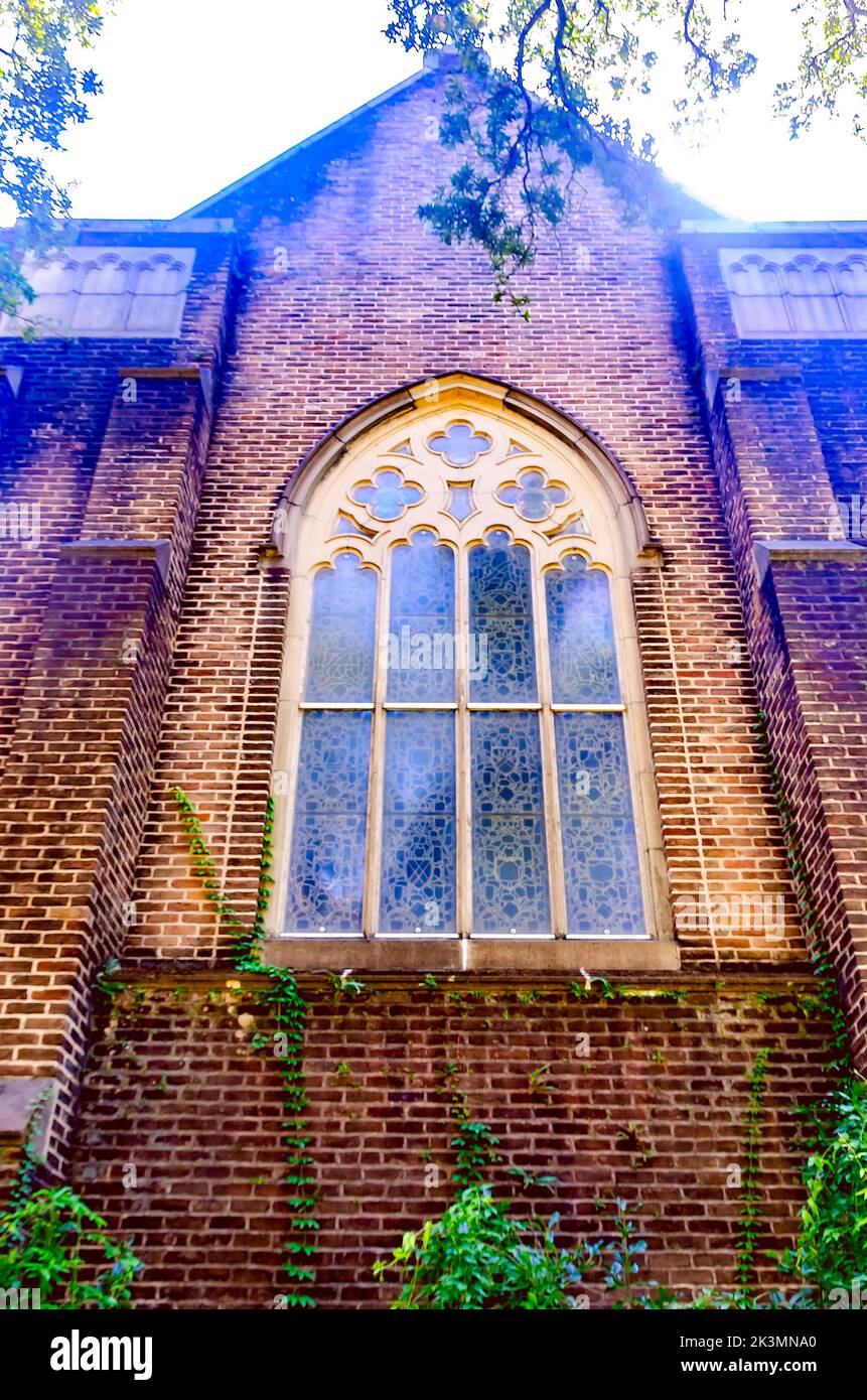 La chiesa metodista unita di SpringHill Avenue è nella foto, 24 settembre 2022, a Mobile, Alabama. La chiesa gotica inglese Revival fu costruita nel 1952. Foto Stock