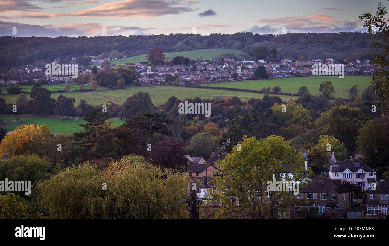 Regno Unito, Cotswolds, Gloucestershire, vista su Stroud e Stroud Valli. Foto Stock