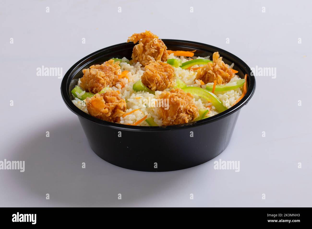 Riso fritto al pollo Schezwan in ciotola bianca isolata su fondo bianco. Il riso Szechuan è un piatto di cucina indo-cinese con peperoni, fagiolini, auto Foto Stock