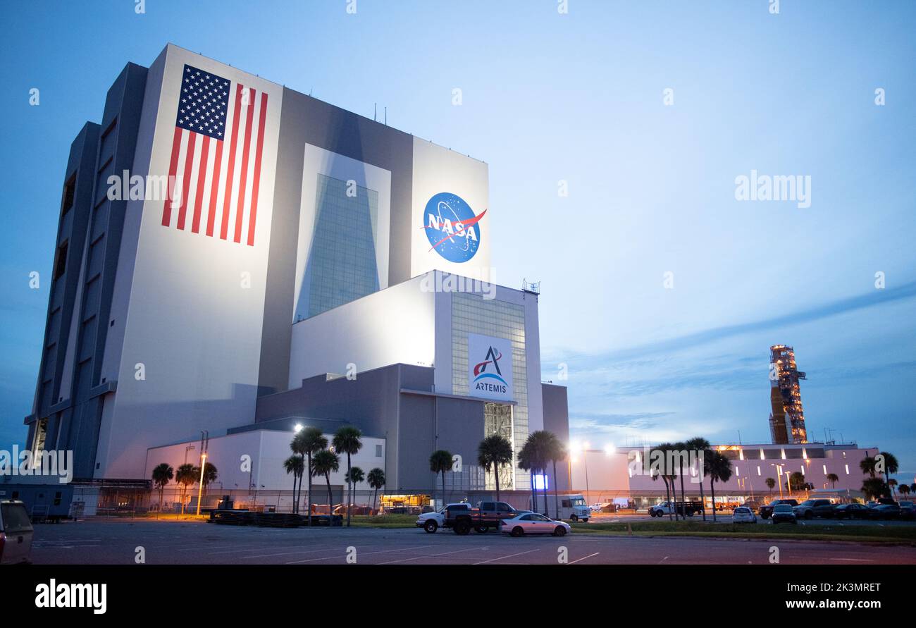 Kennedy Space Center, Stati Uniti d'America. 27 Settembre 2022. Il razzo spaziale Artemis Space Launch System della NASA e la navicella spaziale Orion in cima al lanciatore mobile quando entra nell'edificio di assemblaggio dei veicoli dopo il rollback dal Launch Pad 39B al Kennedy Space Center, 27 settembre 2022, a Cape Canaveral, Florida. Il razzo SLS viene restituito all'edificio di assemblaggio dei veicoli per proteggerlo dall'avvicinarsi all'uragano Ian. Credit: Joel Kowsky/NASA/Alamy Live News Foto Stock