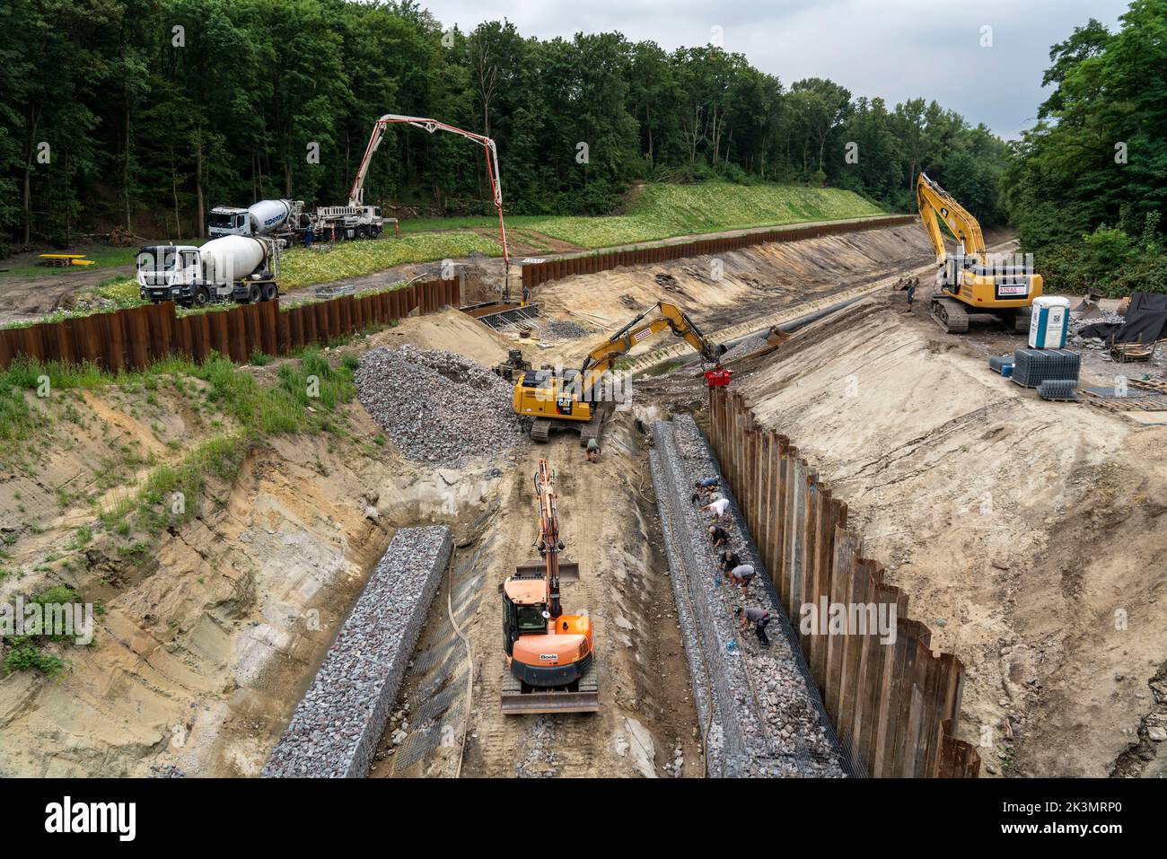 Lavori di rinaturazione sul Boye, affluente Emscher, ora privo di acque reflue, i flussi di acque reflue in parallelo, di recente costruzione fognaria, Bottrop NRW, Germania, Foto Stock