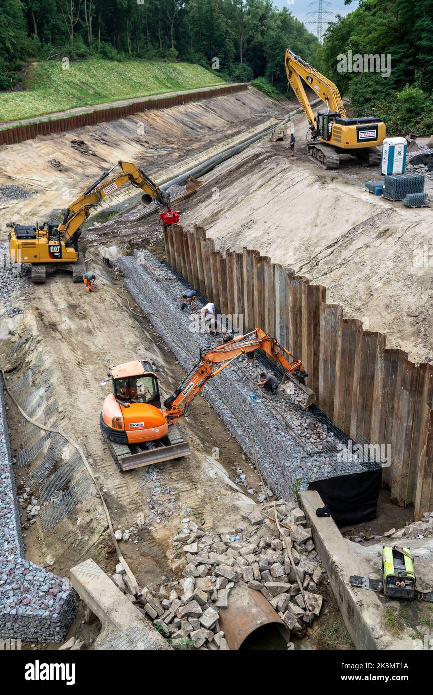 Lavori di rinaturazione sul Boye, affluente Emscher, ora privo di acque reflue, i flussi di acque reflue in parallelo, di recente costruzione fognaria, Bottrop NRW, Germania, Foto Stock