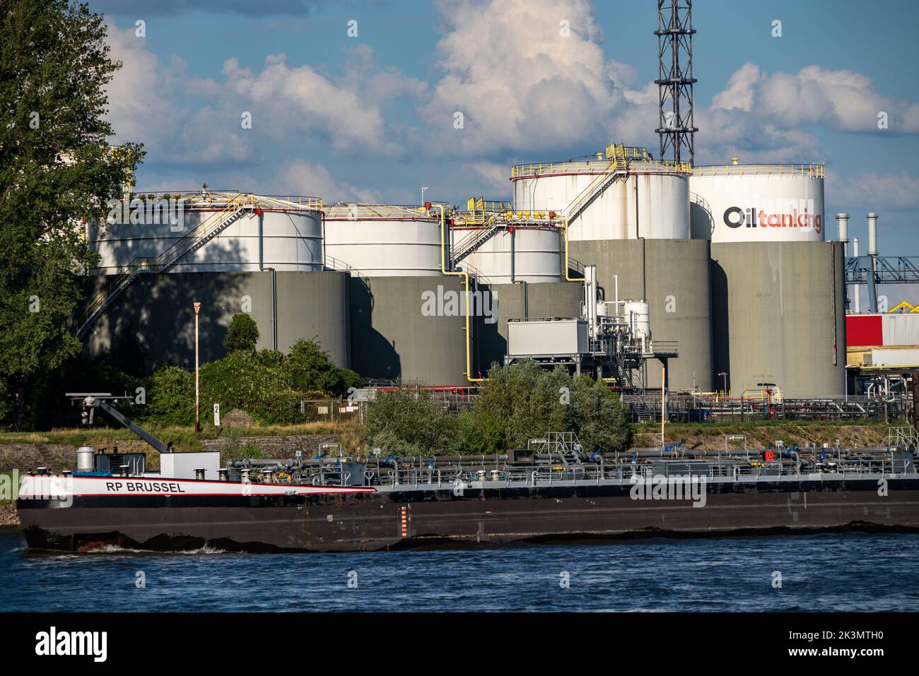 Porti di Duisburg, azienda petroliaria di Oiltanking Deutschland GmbH, grandi serbatoi per carburanti e oli vegetali, sul Reno, autocisterna, Duisburg, NRW, Germania Foto Stock