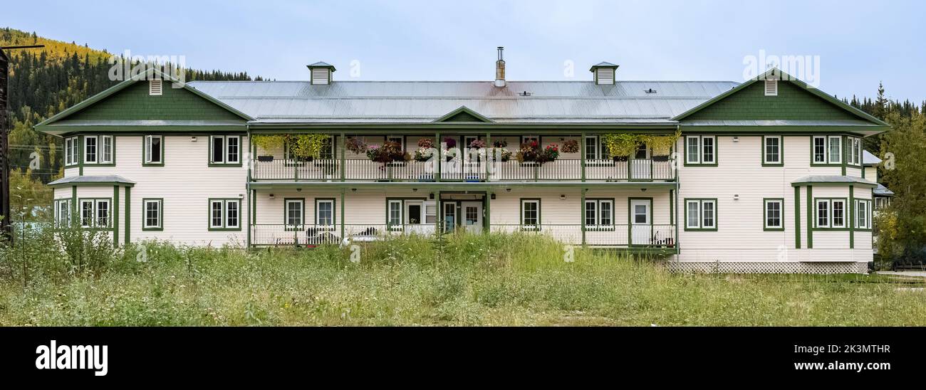 Dawson città in Yukon, Canada, case colorate nel villaggio antico della corsa all'oro Foto Stock
