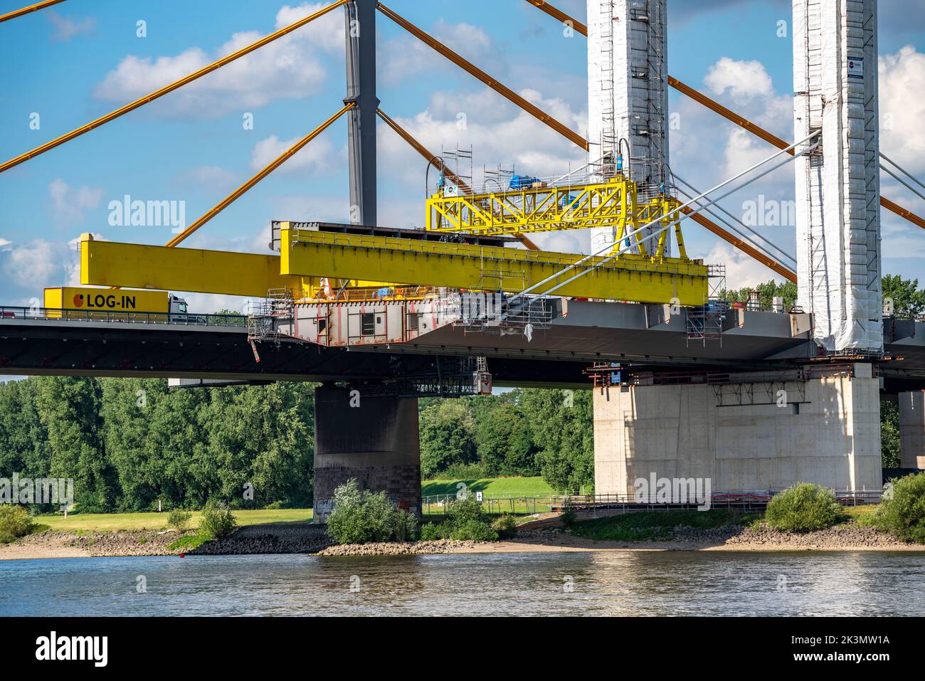 Nuova costruzione del ponte autostradale Neuenkamp sulla A40, sul Reno vicino Duisburg, montaggio libero a sbalzo del ponte principale, il nuovo Foto Stock