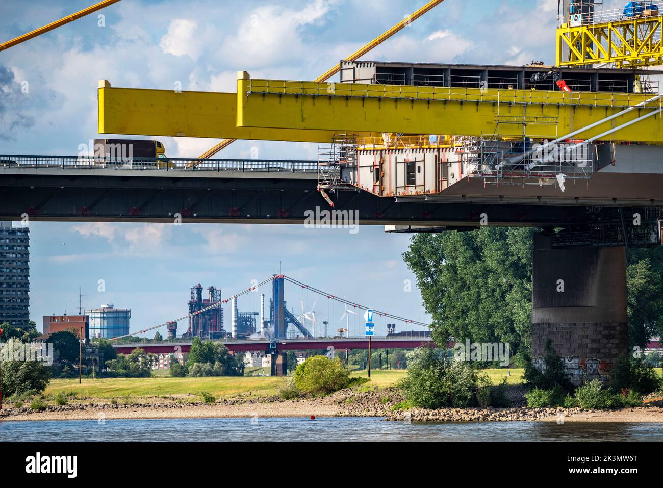 Nuova costruzione del ponte autostradale Neuenkamp sulla A40, sul Reno vicino Duisburg, montaggio libero a sbalzo del ponte principale, il nuovo Foto Stock