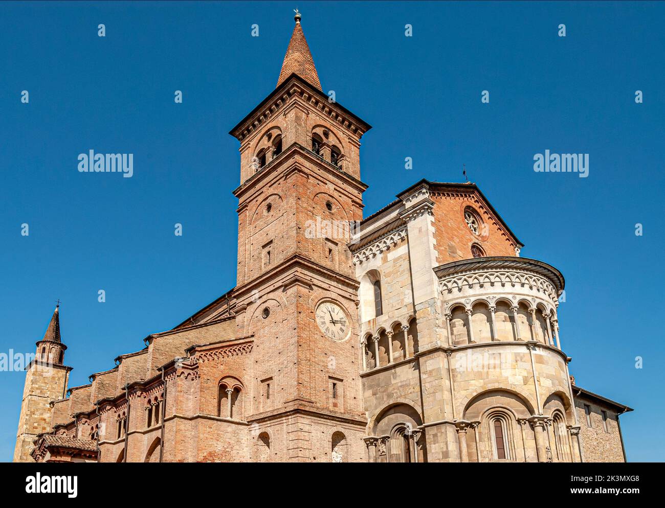 Il Duomo è l'edificio più famoso di Fidenza, che risale al 12th° secolo ed è dedicato a Domnino di Fidenza, che fu martirizzato per ordine o Foto Stock
