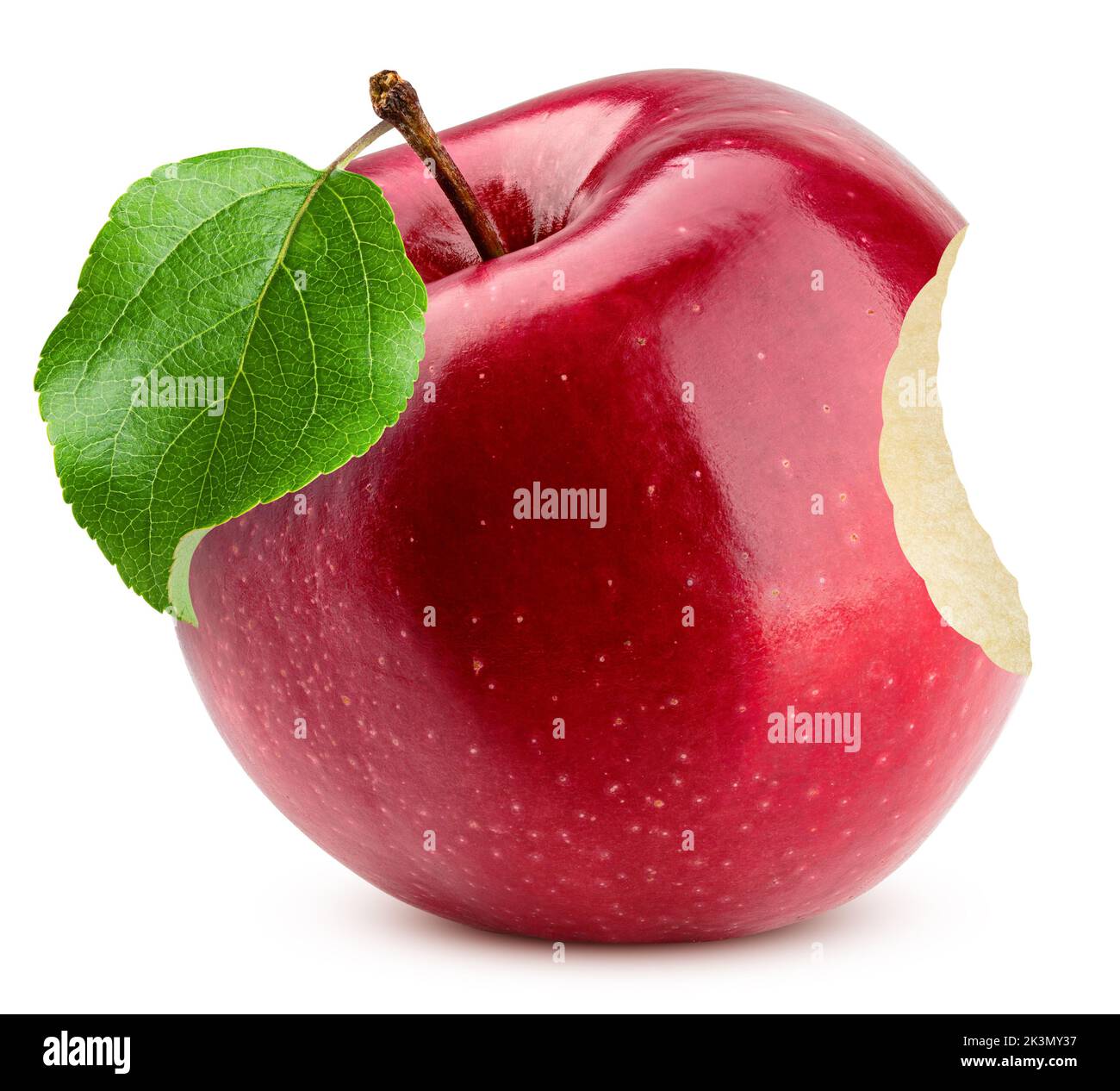 Morso di mela rosso isolato su sfondo bianco, percorso di ritaglio, profondità di campo completa Foto Stock