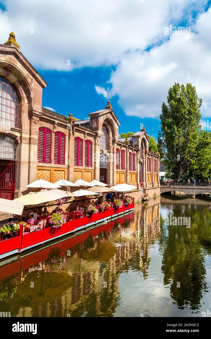 Esterno del mercato di Marché Couvert e la Petite Venise nel distretto di Fishmonger, Colmar, Francia Foto Stock