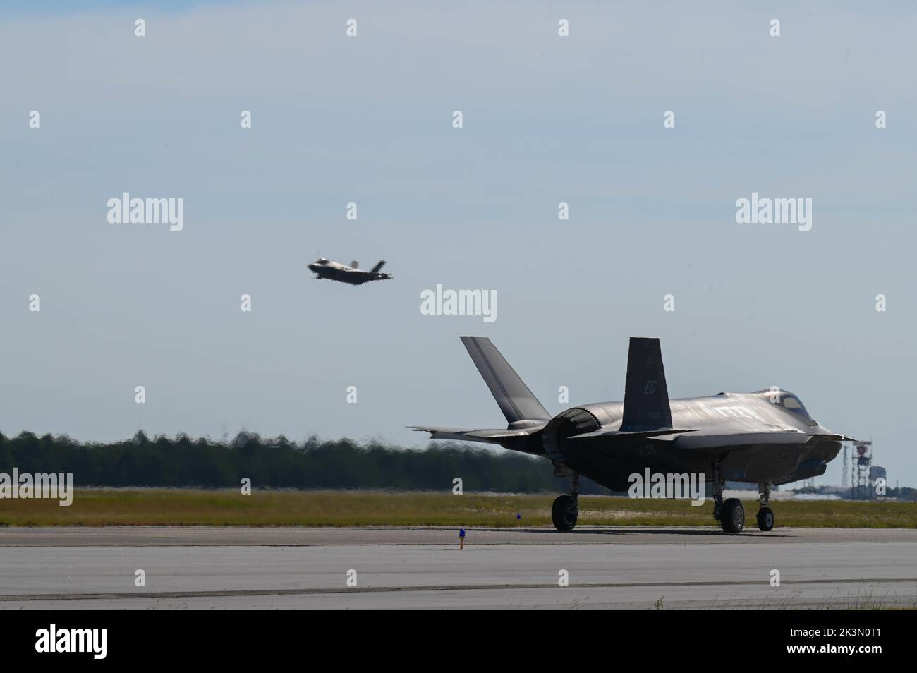 Nomads con lo Squadrone dei combattente 58th e lo Squadrone dei combattente 60th, 33rd Fighter Wing, decollo per la base dell'aeronautica militare di Barksdale, Louisiana, dalla base dell'aeronautica militare di Eglin, Florida, 27 settembre 2022. La leadership con il 33rd FW ha diretto il riposizionamento degli aerei a Barksdale AFB, per prepararsi a possibili venti dannosi causati dall'uragano Ian. (STATI UNITI Foto Air Force di Airman 1st Class Leandra Garcia) Foto Stock