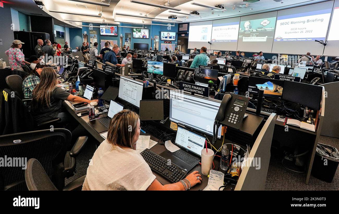 Tallahassee, Stati Uniti. 26th Set, 2022. Personale di gestione di emergenza uomo il Dipartimento della Florida di Gestione di emergenza centro di comando come Hurricane Ian posizioni di colpire la costa occidentale della Florida come una catastrofica di Categoria 4, 26 settembre 2022 a Tallahassee, Florida. Credit: Robert Kaufmann/FEMA/Alamy Live News Foto Stock