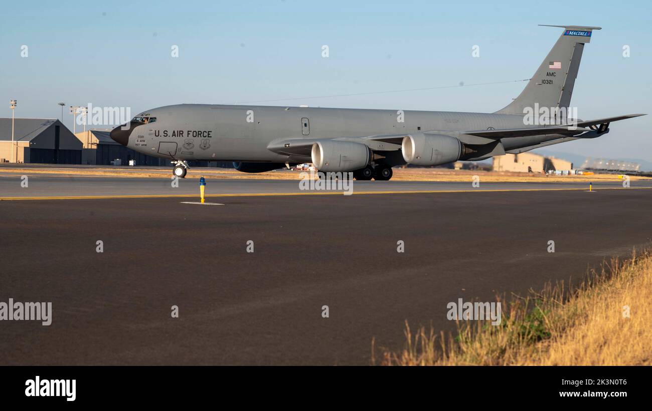 Un'aeronautica militare statunitense KC-135 Stratotankers della base aeronautica di MacDill, Florida, parchi sulla base aeronautica di Fairchild, Washington, flightline, 26 settembre 2022. Due delle petroliere di MacDill sono evacuate a causa dell’uragano Ian e sono volate per precauzione verso Fairchild. (STATI UNITI Air Force foto di Senior Airman Anneliese Kaiser) Foto Stock