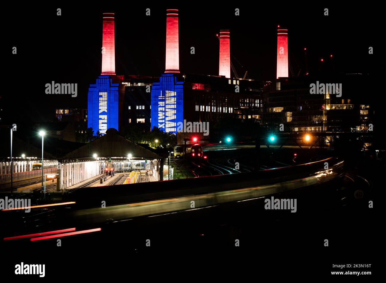 La centrale elettrica di Battersea nel sud di Londra è illuminata durante una prova di un espositore di luci per segnare il rilascio di Pink Floyd's Animals 2018 Remix. Data immagine: Martedì 27 settembre 2022. Foto Stock