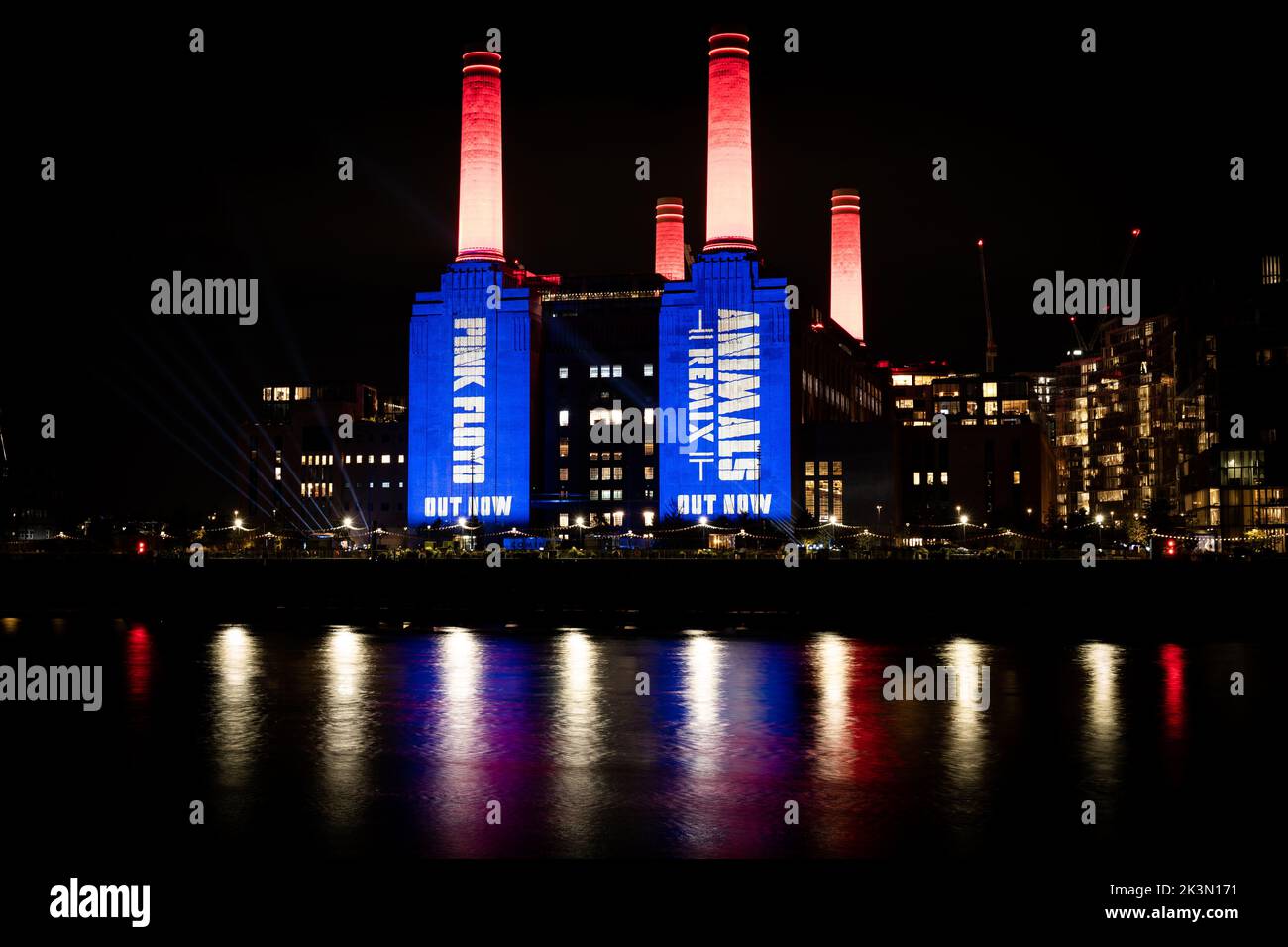 La centrale elettrica di Battersea nel sud di Londra è illuminata durante una prova di un espositore di luci per segnare il rilascio di Pink Floyd's Animals 2018 Remix. Data immagine: Martedì 27 settembre 2022. Foto Stock