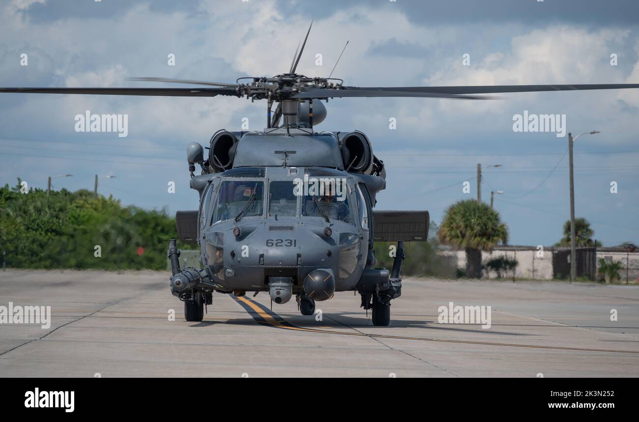 Un HH-60G nave Hawk elicottero taxi per la partenza da Patrick Space Force base, Florida, 26 settembre 2022, in preparazione per l'arrivo dell'uragano Ian. La decisione è stata presa di trasferire gli aeromobili in aree che ne impedirebbero il danneggiamento. In meno di 24 ore, tutti gli aerei HC-130J Combat King II dell'ala e gli elicotteri HH-60G PAVE Hawk sono stati preparati, controllati prima del volo, quindi volati o caricati per essere trasportati fuori dall'installazione. Questo movimento è stato l'equivalente di un rapido spiegamento della task force pesante di recupero del personale dell'ala, che utilizza Airm multi-capace Foto Stock