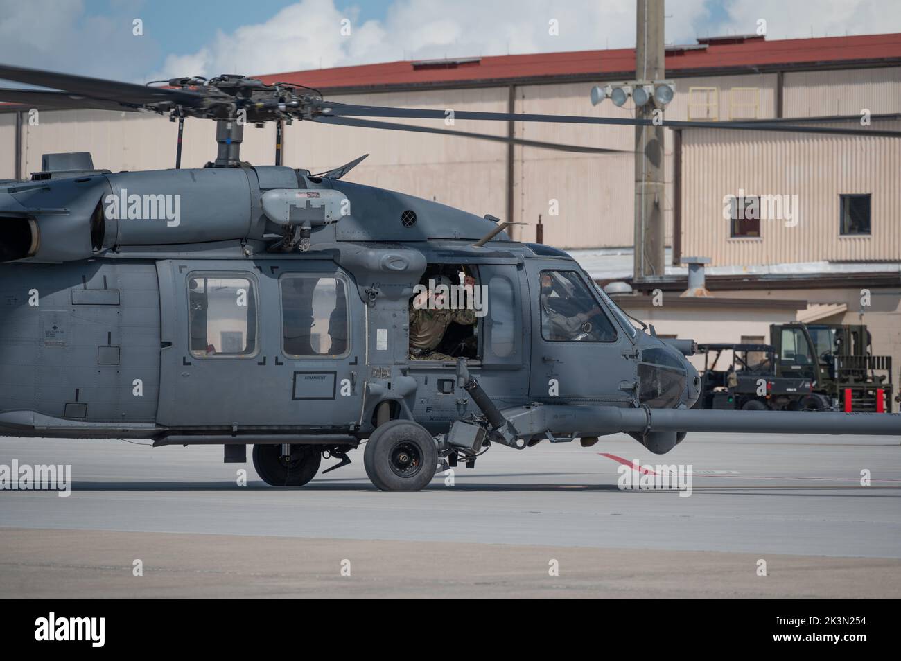Un HH-60G nave Hawk elicottero taxi per la partenza da Patrick Space Force base, Florida, 26 settembre 2022, in preparazione per l'arrivo dell'uragano Ian. La decisione è stata presa di trasferire gli aeromobili in aree che ne impedirebbero il danneggiamento. In meno di 24 ore, tutti gli aerei HC-130J Combat King II dell'ala e gli elicotteri HH-60G PAVE Hawk sono stati preparati, controllati prima del volo, quindi volati o caricati per essere trasportati fuori dall'installazione. Questo movimento è stato l'equivalente di un rapido spiegamento della task force pesante di recupero del personale dell'ala, che utilizza Airm multi-capace Foto Stock