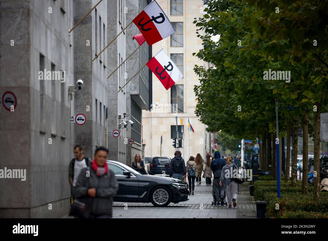 Le bandiere sono visibili all'esterno dell'edificio della Banca Nazionale di Polonia a Varsavia, Polonia, il 27 settembre 2022. Foto Stock