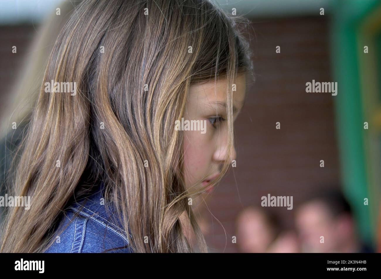 Polonia Polen Polska, ragazza pensiva in giacca denim; Una ragazza premurosa; Nachdenkliches Mädchen in Jeansjacke; Zamyślona dziewczynka w dżinsowej kurtce Foto Stock