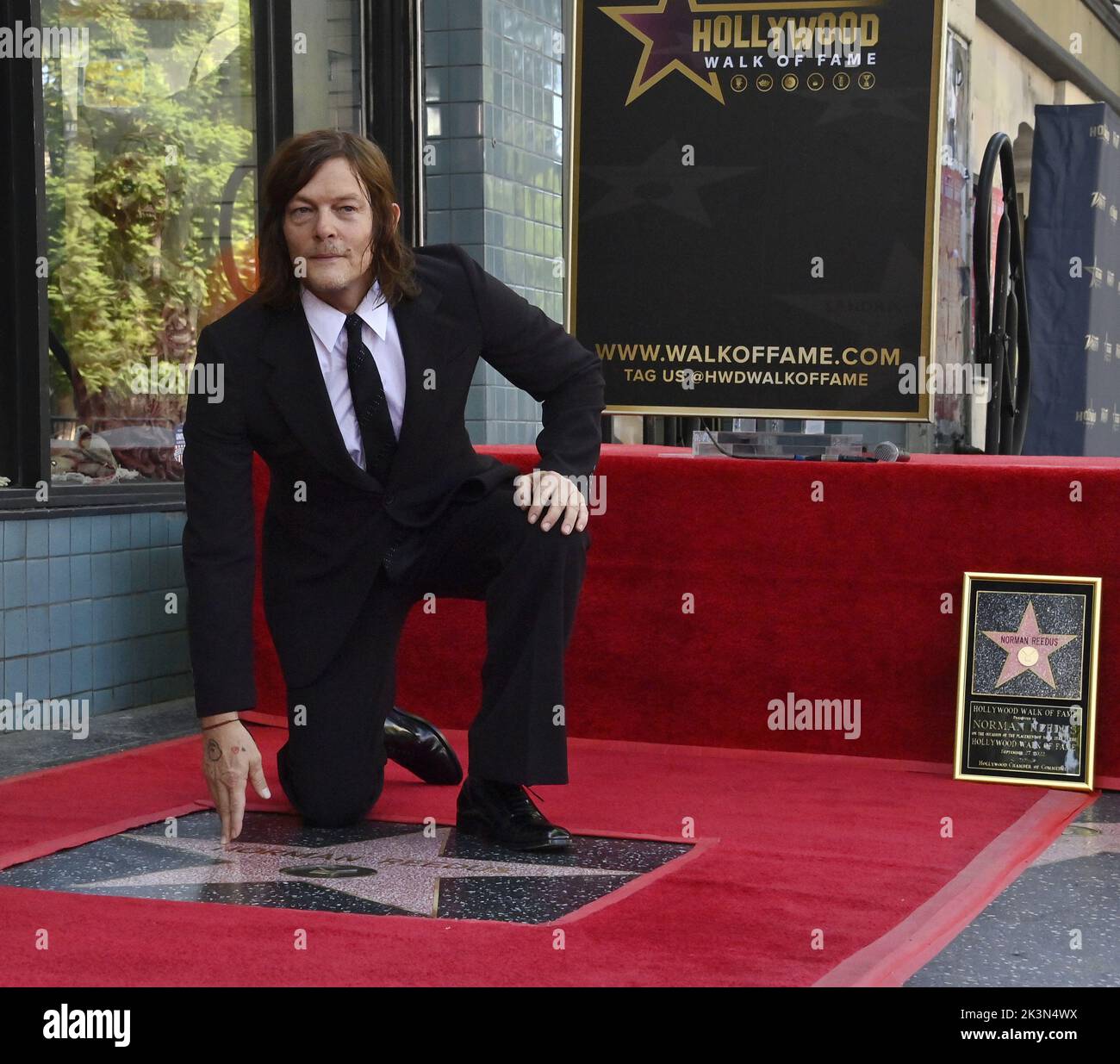 Los Angeles, Stati Uniti. 27th Set, 2022. L'attore Norman Reedus si inginocchia accanto alla sua stella durante una cerimonia di inaugurazione che lo onorerà con la 34th stella sulla Walk of Fame di Hollywood a Los Angeles martedì 27 settembre 2022. Foto di Jim Ruymen/UPI Credit: UPI/Alamy Live News Foto Stock