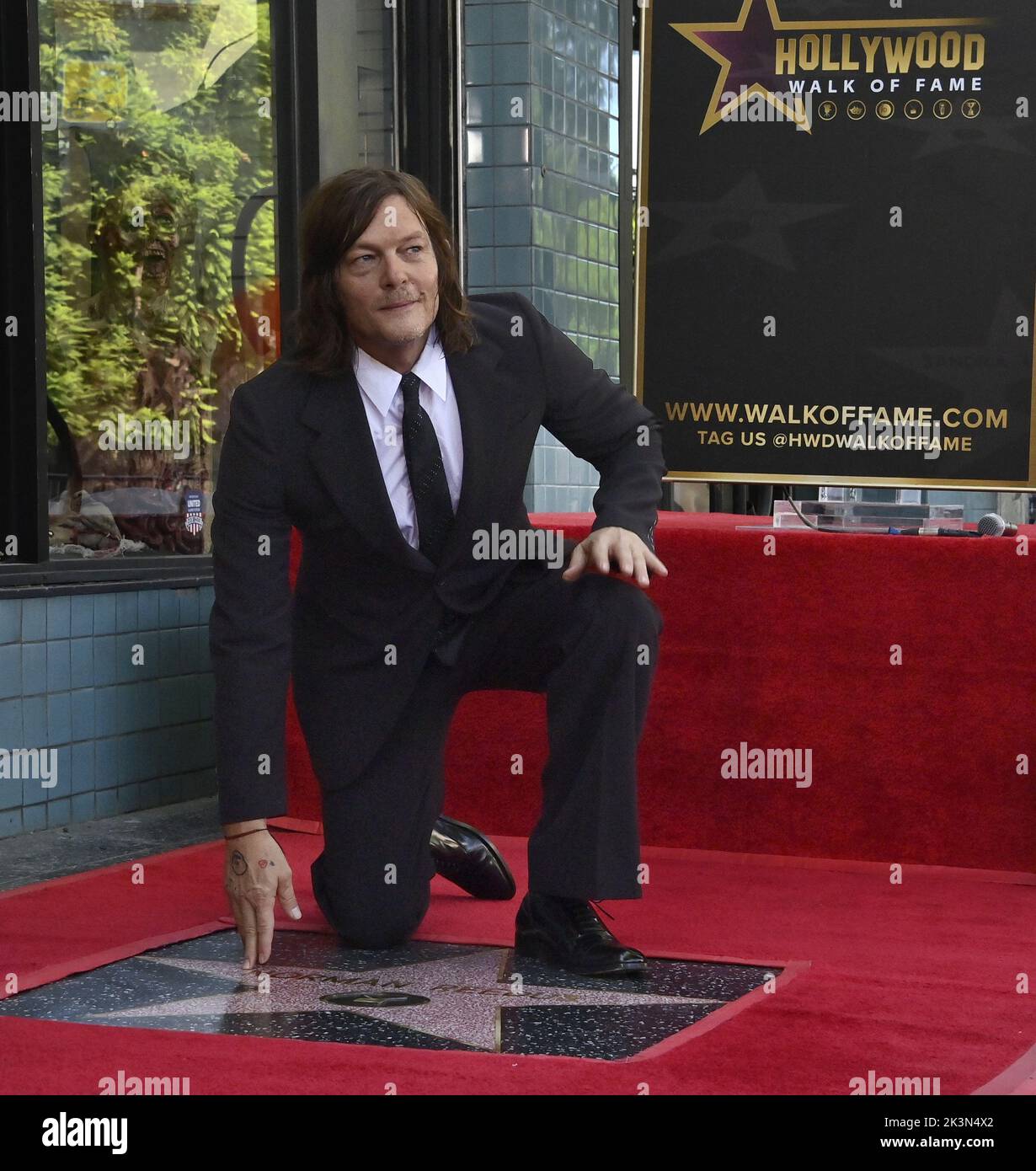 Los Angeles, Stati Uniti. 27th Set, 2022. L'attore Norman Reedus si inginocchia accanto alla sua stella durante una cerimonia di inaugurazione che lo onorerà con la 34th stella sulla Walk of Fame di Hollywood a Los Angeles martedì 27 settembre 2022. Foto di Jim Ruymen/UPI Credit: UPI/Alamy Live News Foto Stock
