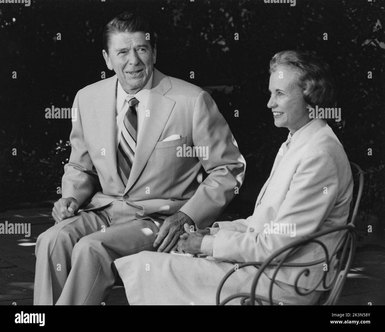 Il presidente Reagan e la sua Corte Suprema di Giustizia nominee Sandra GIORNO O'Connor alla Casa Bianca Foto Stock