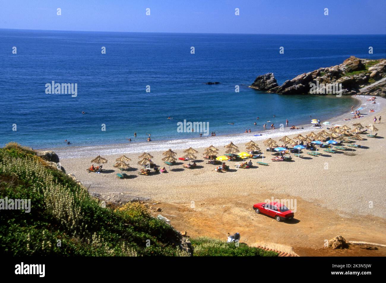 Una bella spiaggia sull'isola greca di Creta nel Mar Egeo. Foto Stock