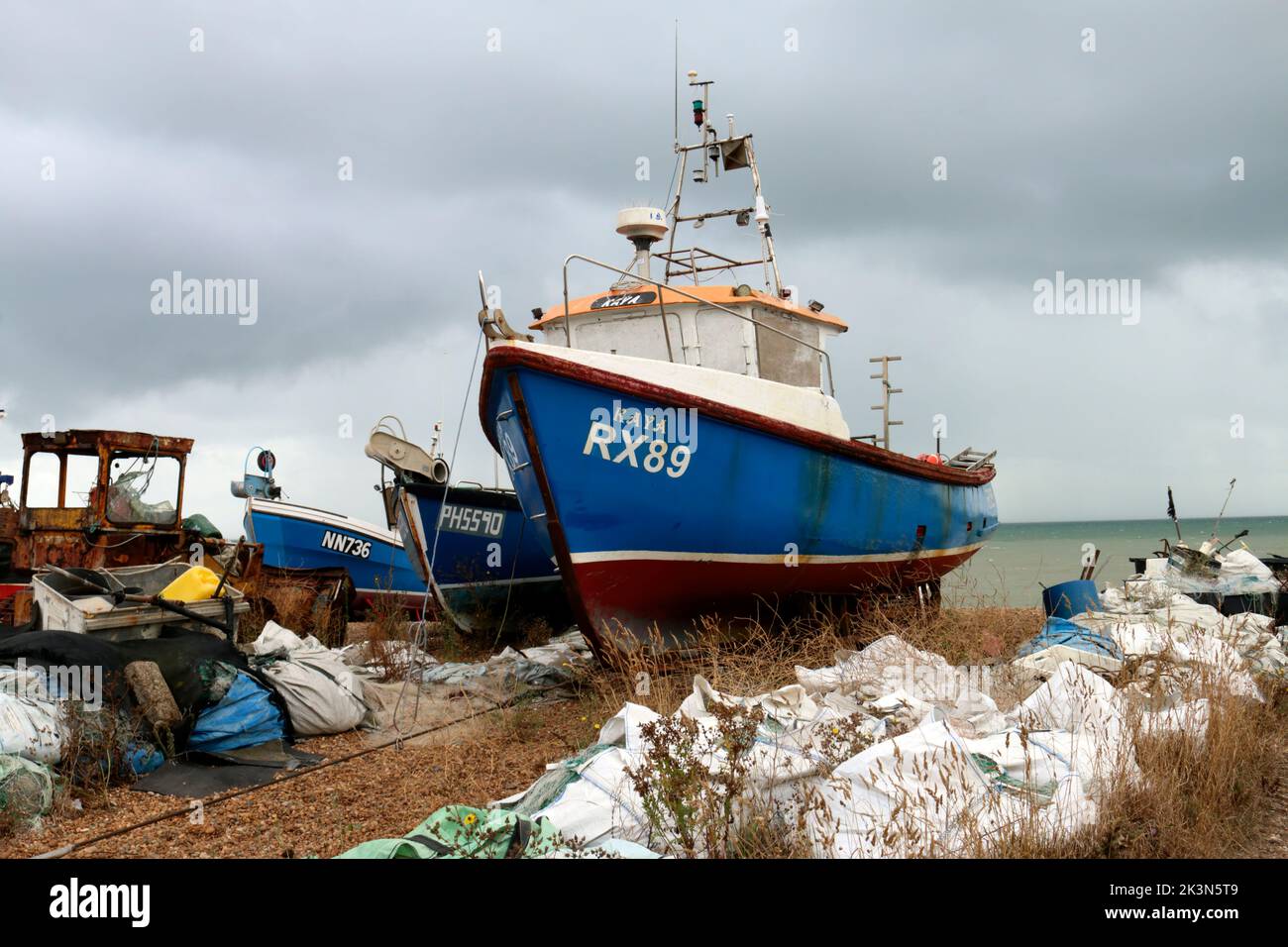 Barche da pesca sulla spiaggia di Hastings in East Sussex, Inghilterra, Regno Unito Foto Stock